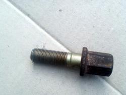 Bolt kolenvala Mitsubishi L200 05-12 (Mitsubishi L 200), 1130A007