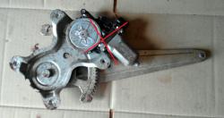 Steklopodyemnik zadney levoy dveri Mitsubishi L200 05-12 (Mitsubishi L 200), MN117559